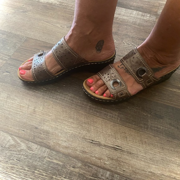 Clarks - Picture 2 of 3